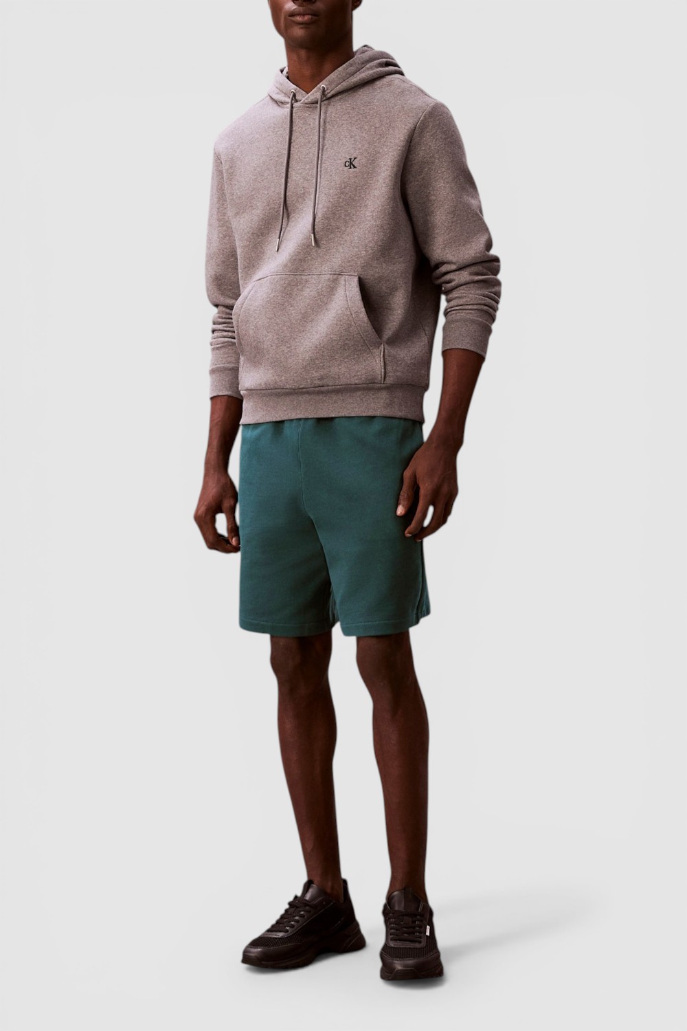 תמונת כל הלוק של מכנסי ג'וגר קצרים